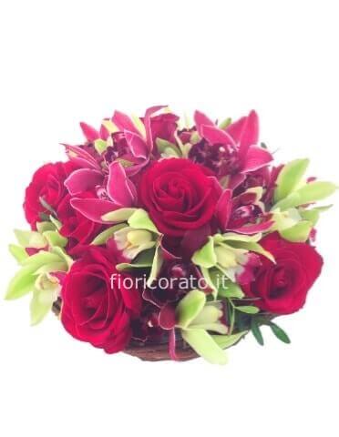 Infinito-Composizione di rose e orchidee, in ciotola.
