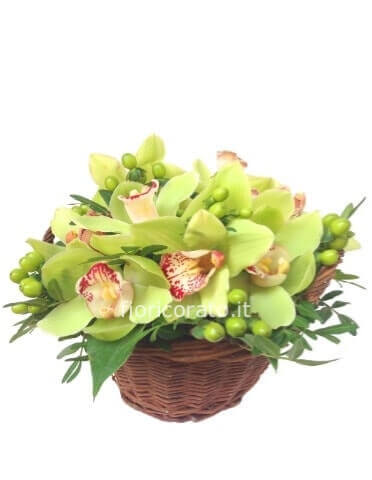 Naturale poesia-Cestino o ciotola con fiori di orchidea cymbidium.