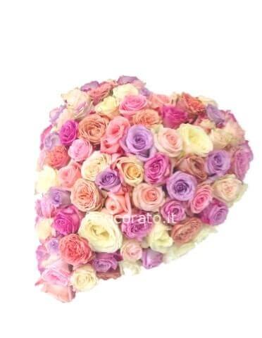 Cuore Love-Composizione a forma di cuore con rose di colori assortiti.