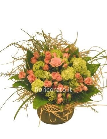 Go Baby-Cestino di vimini o ciotola di ceramica, composto da rose e verde pregiato.