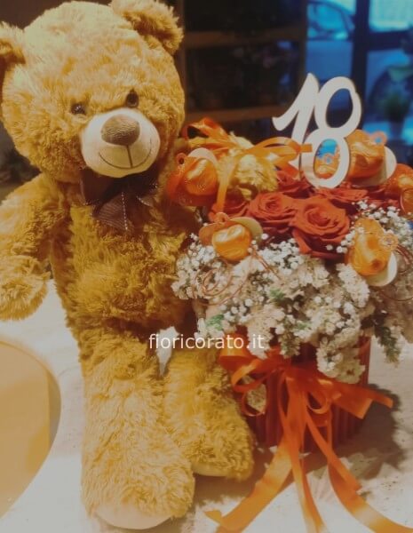 orso con bouquet di rose